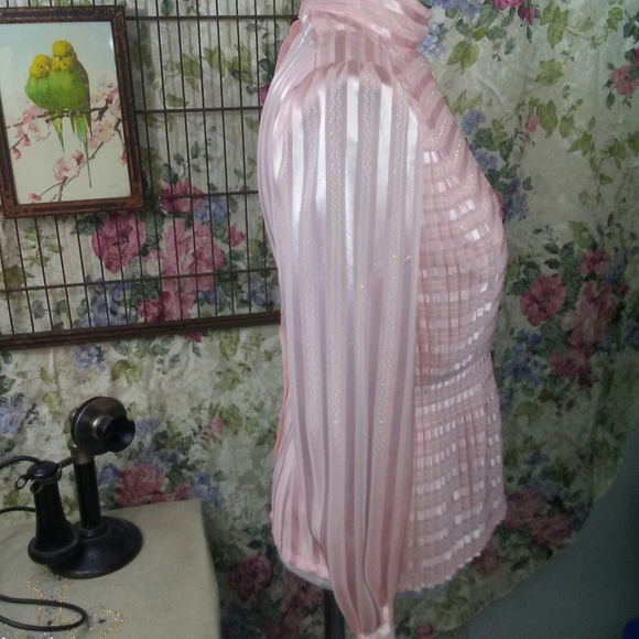 Ultra Feminine blouse - Picture 3 of 6